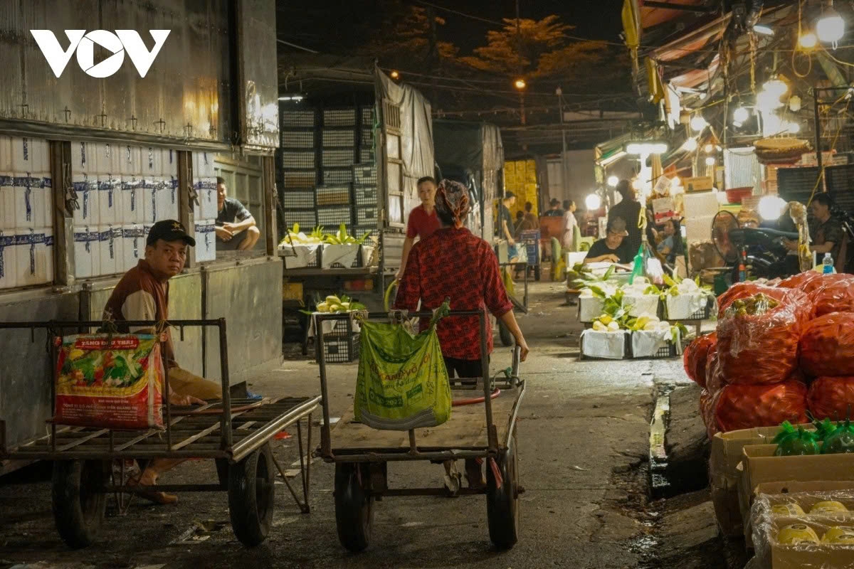 when women spend sleepless nights to make a living in hanoi picture 4 when women spend sleepless nights to make a living in hanoi picture 4