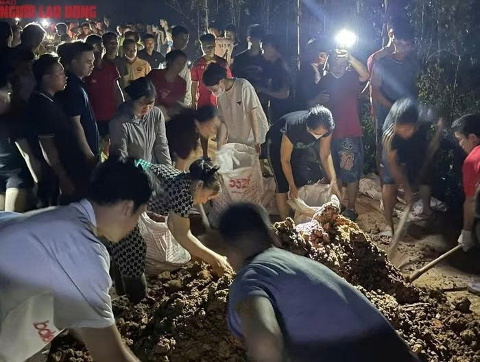 hang tram nguoi xuyen dem ho de voi tinh than cuu de la cuu minh hinh anh 3