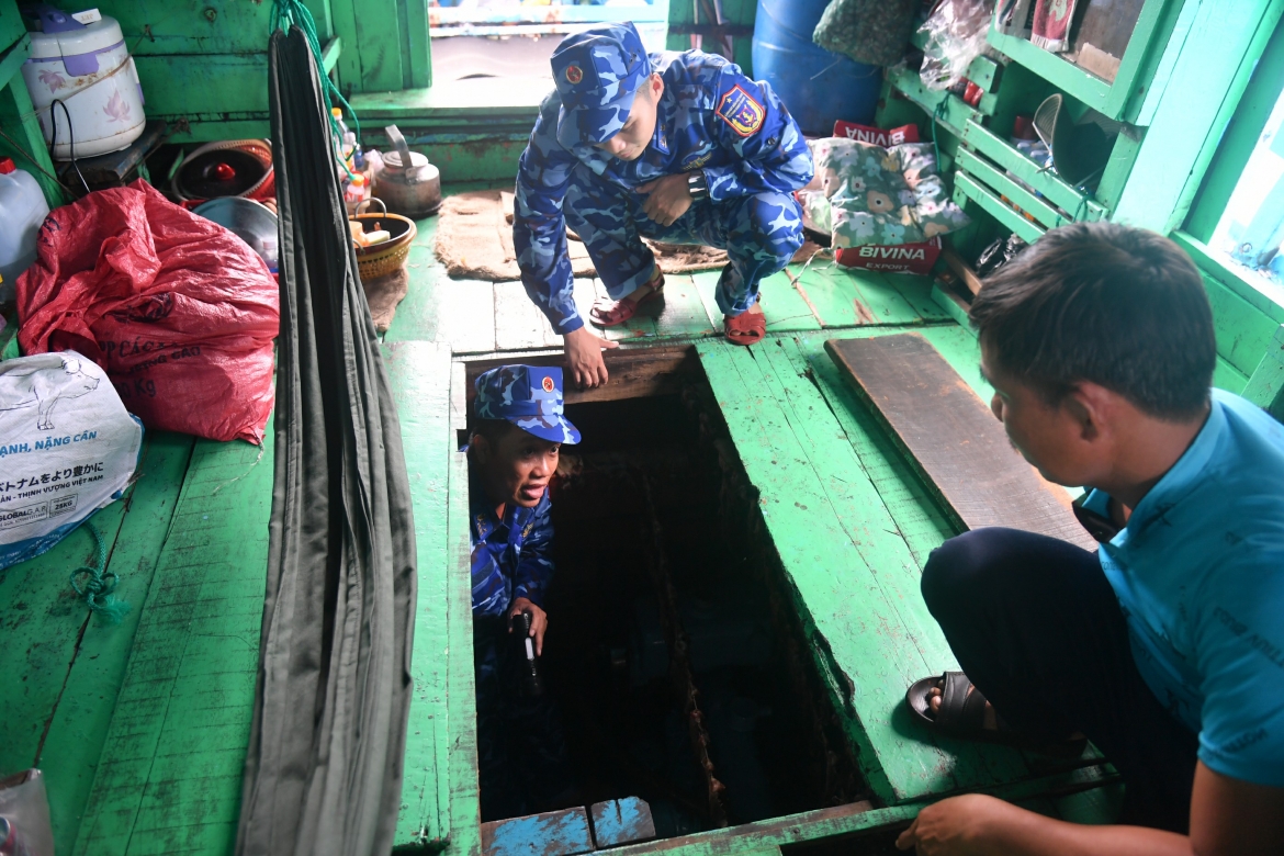 tau 369 canh sat bien kip thoi cuu tau ca bi nan tren vung bien truong sa hinh anh 3