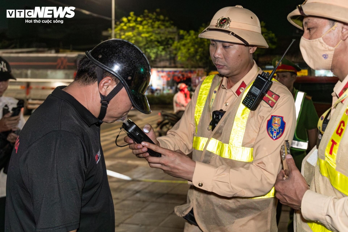 tai xe gia vo mat tri khi bi csgt ha noi phat hien co nong do con cao hinh anh 3