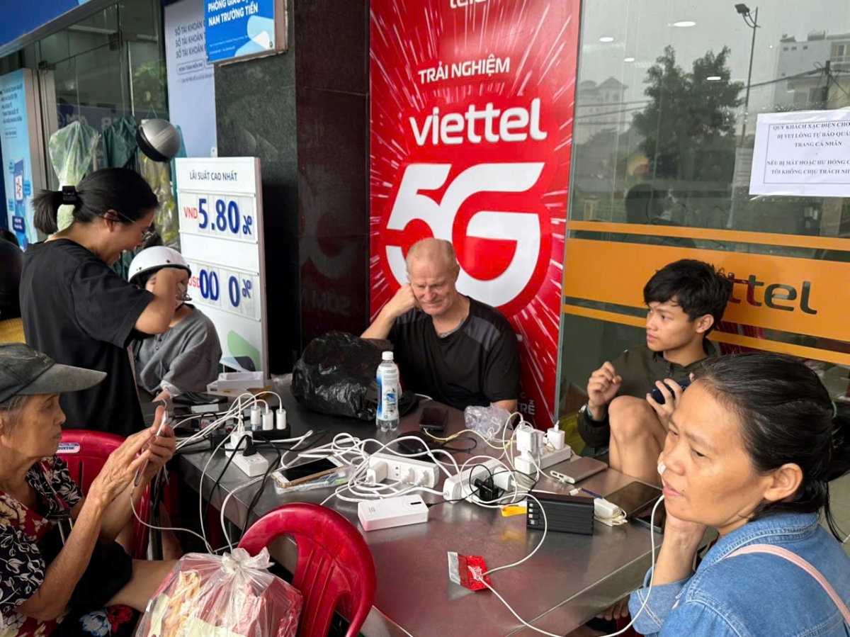Sóng Viettel tại Huế và Đà Nẵng duy trì ổn định trong lũ dữ