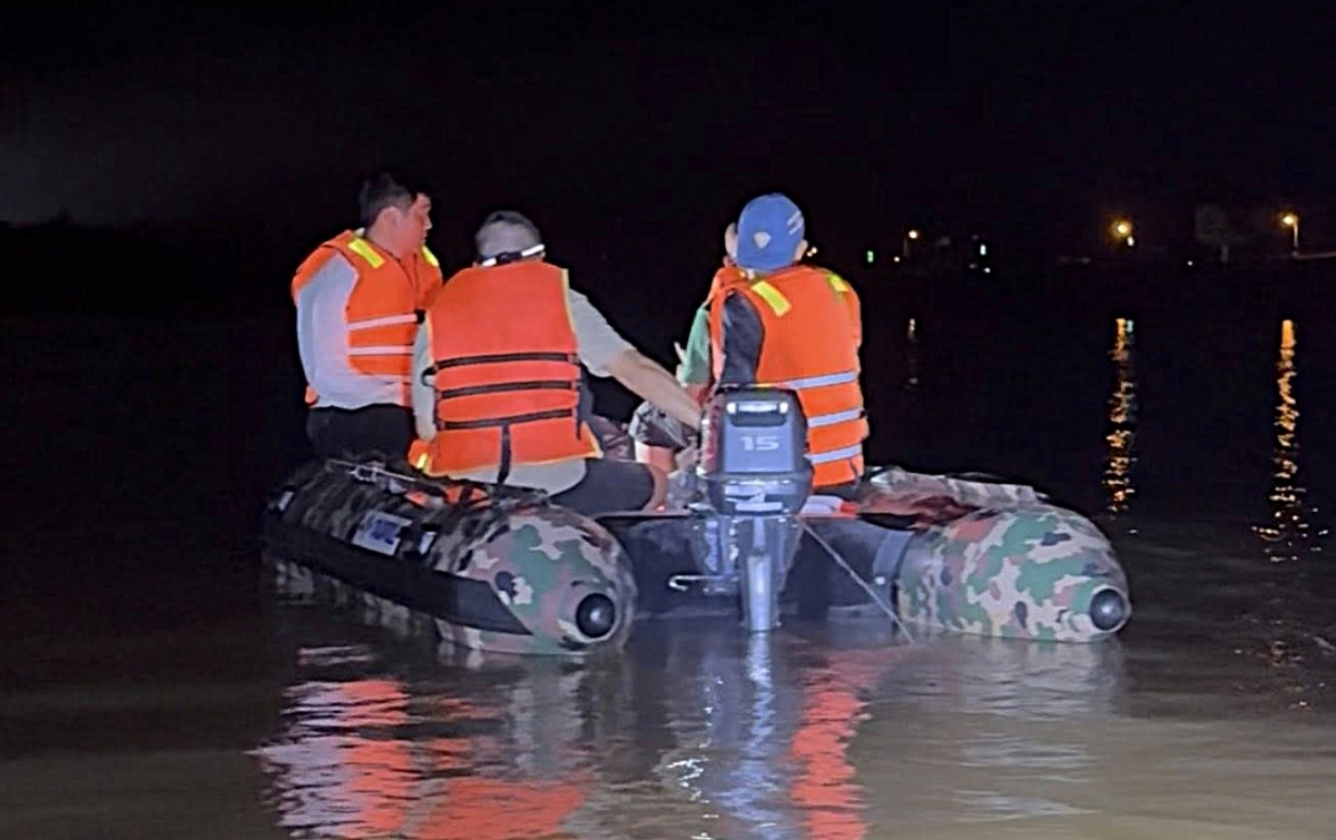 Tìm kiếm 3 bố con nghi nhảy từ cầu Bến Thủy xuống sông Lam