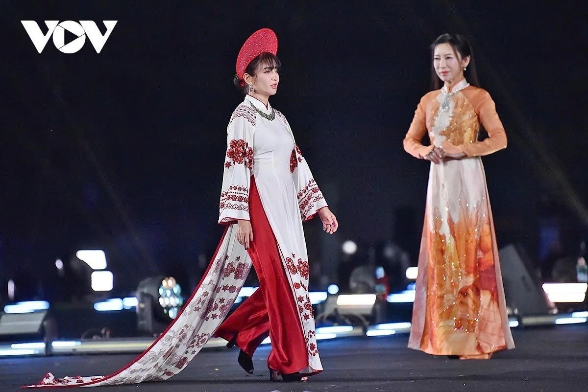 ambassadors spouses elegantly display vietnam s Ao dai heritage picture 4