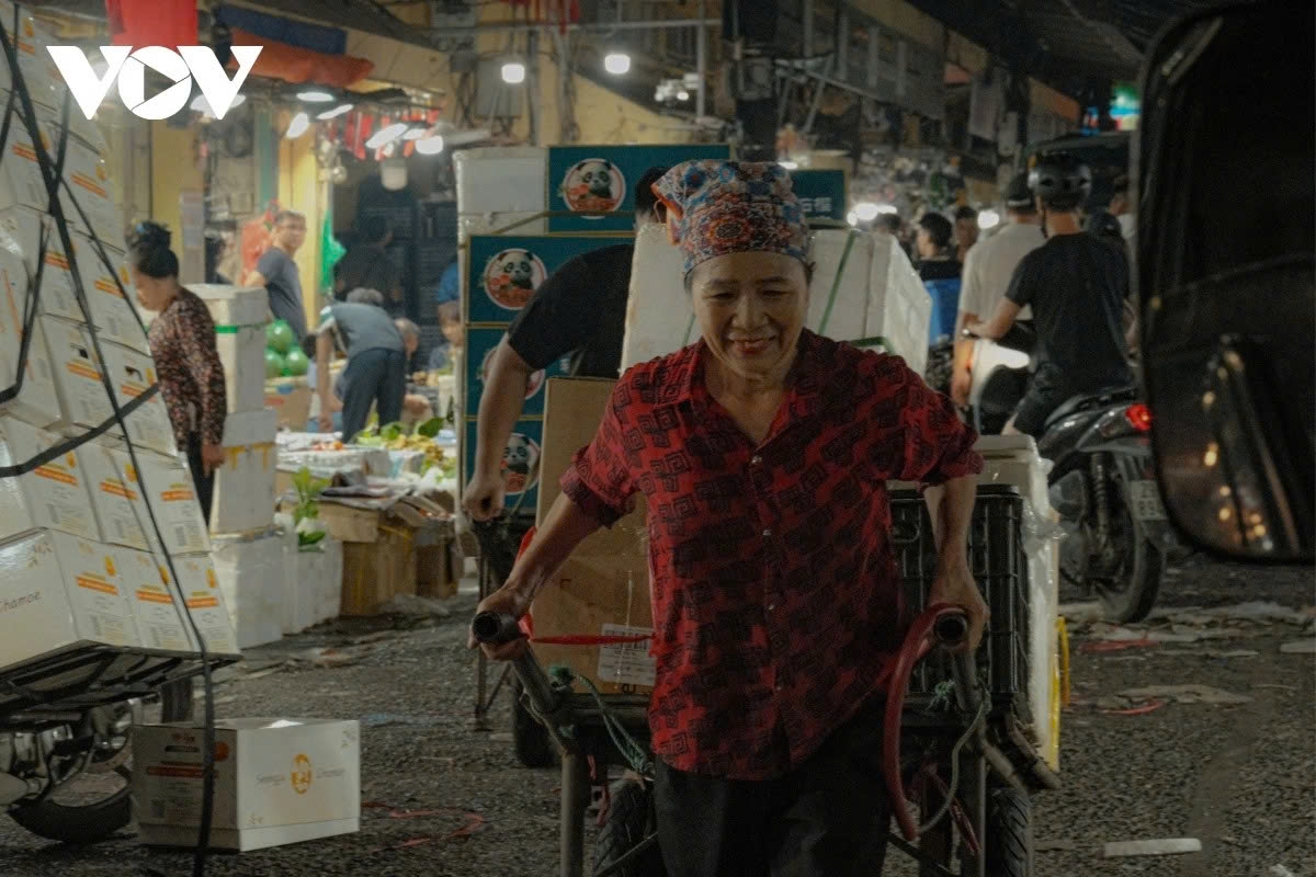 when women spend sleepless nights to make a living in hanoi picture 5 when women spend sleepless nights to make a living in hanoi picture 5