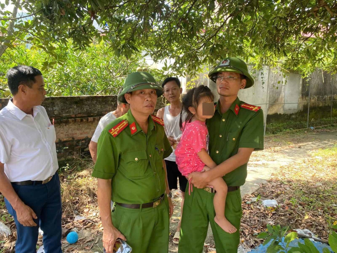 giai cuu thanh cong chau be 4 tuoi, bi bo de de doa treo co o bac ninh hinh anh 2