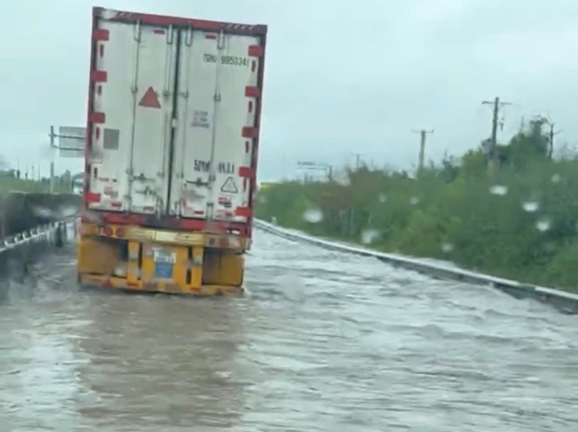 mua lon keo dai, nhieu vi tri tren tuyen cao toc vinh hao-phan thiet ngap nuoc hinh anh 1