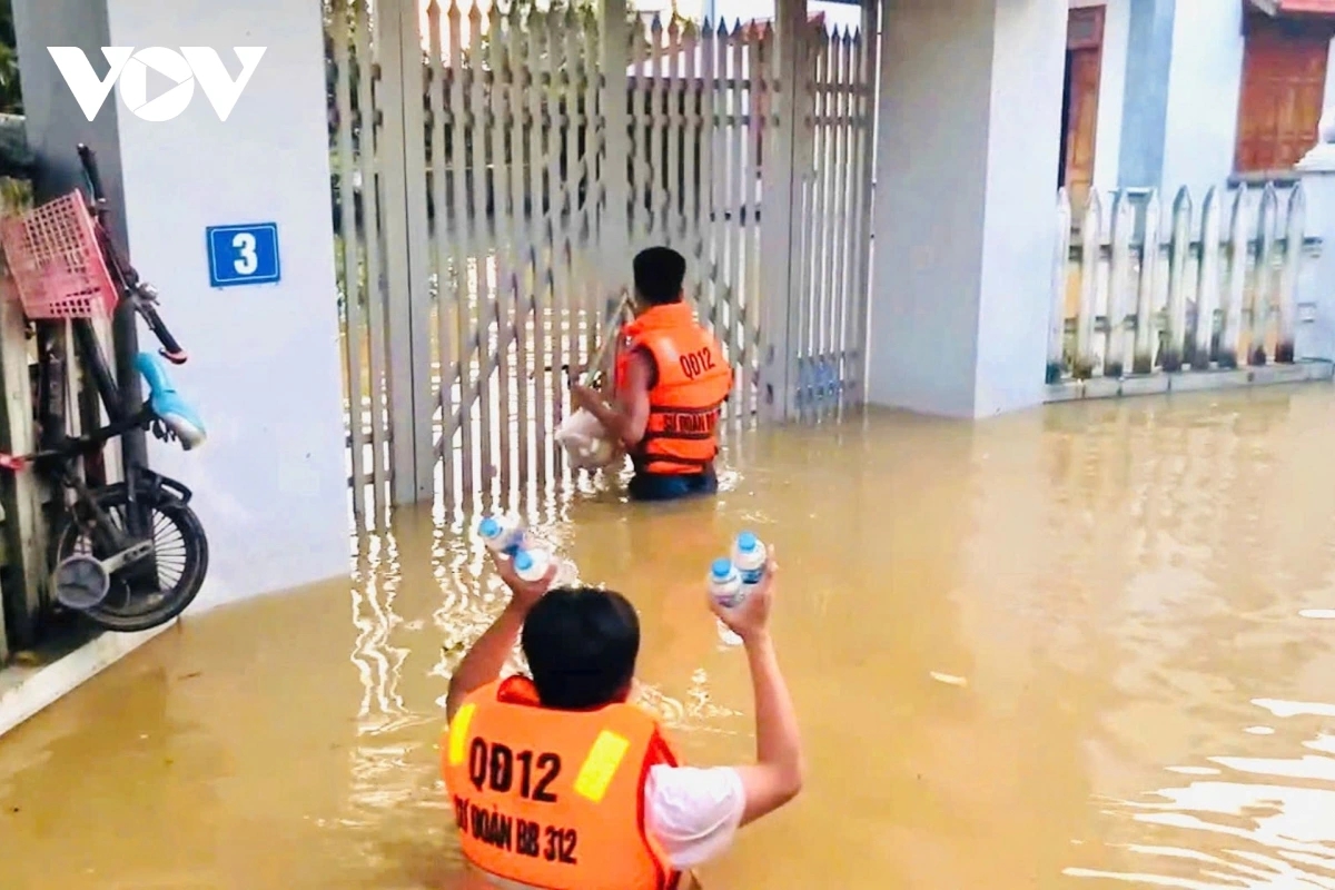 soldiers brace floodwaters to support residents in hard-hit areas picture 6 soldiers brace floodwaters to support residents in hard-hit areas picture 6