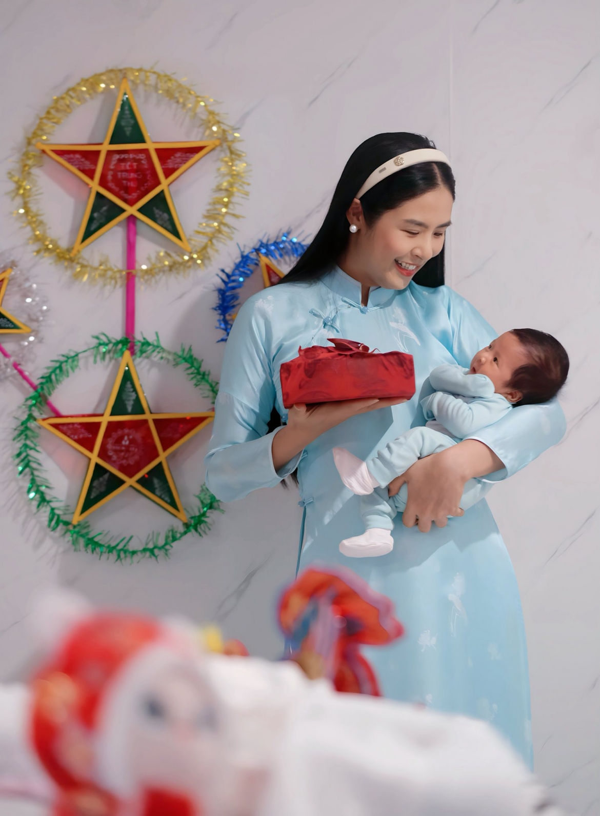 sao viet 8 10 hoa hau ngoc han khoe con trai hon 1 thang tuoi hinh anh 1