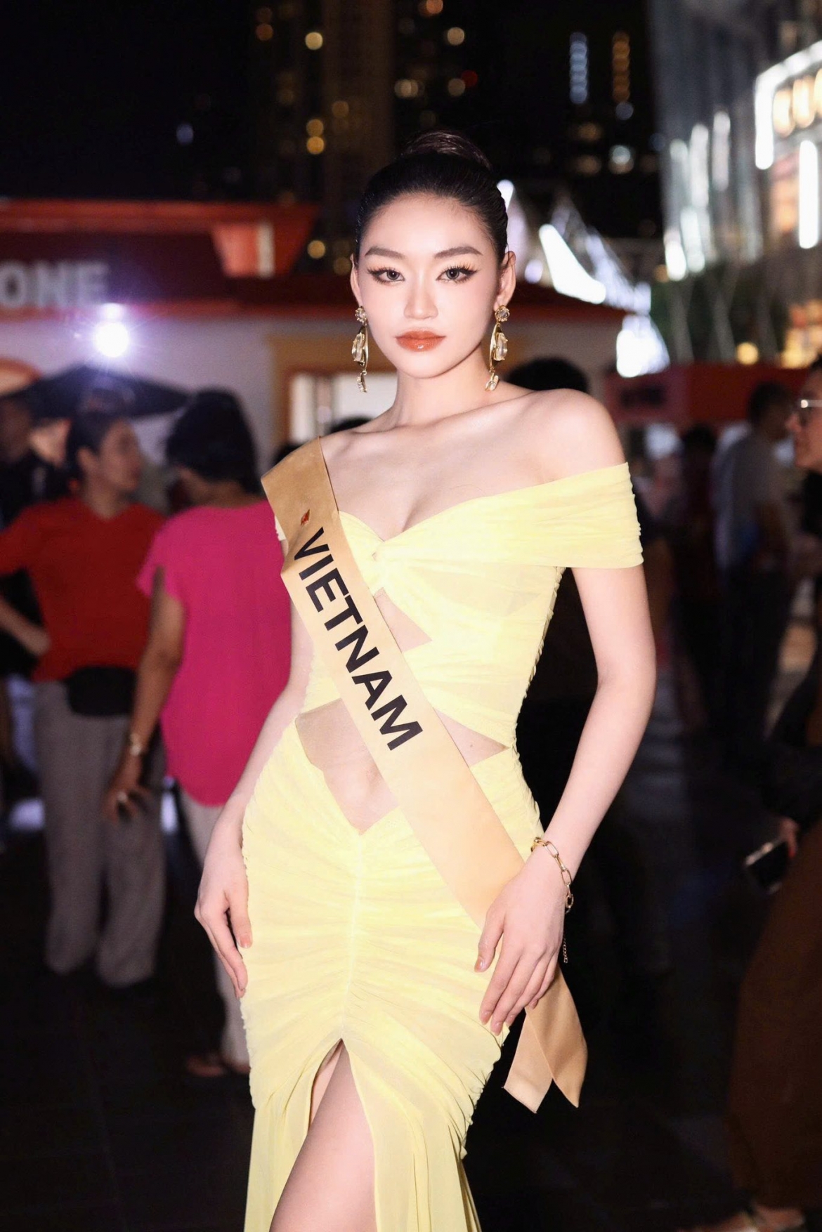 sao viet 5 10 yen nhi lung tung khi gioi thieu bang tieng anh tai miss grand hinh anh 1