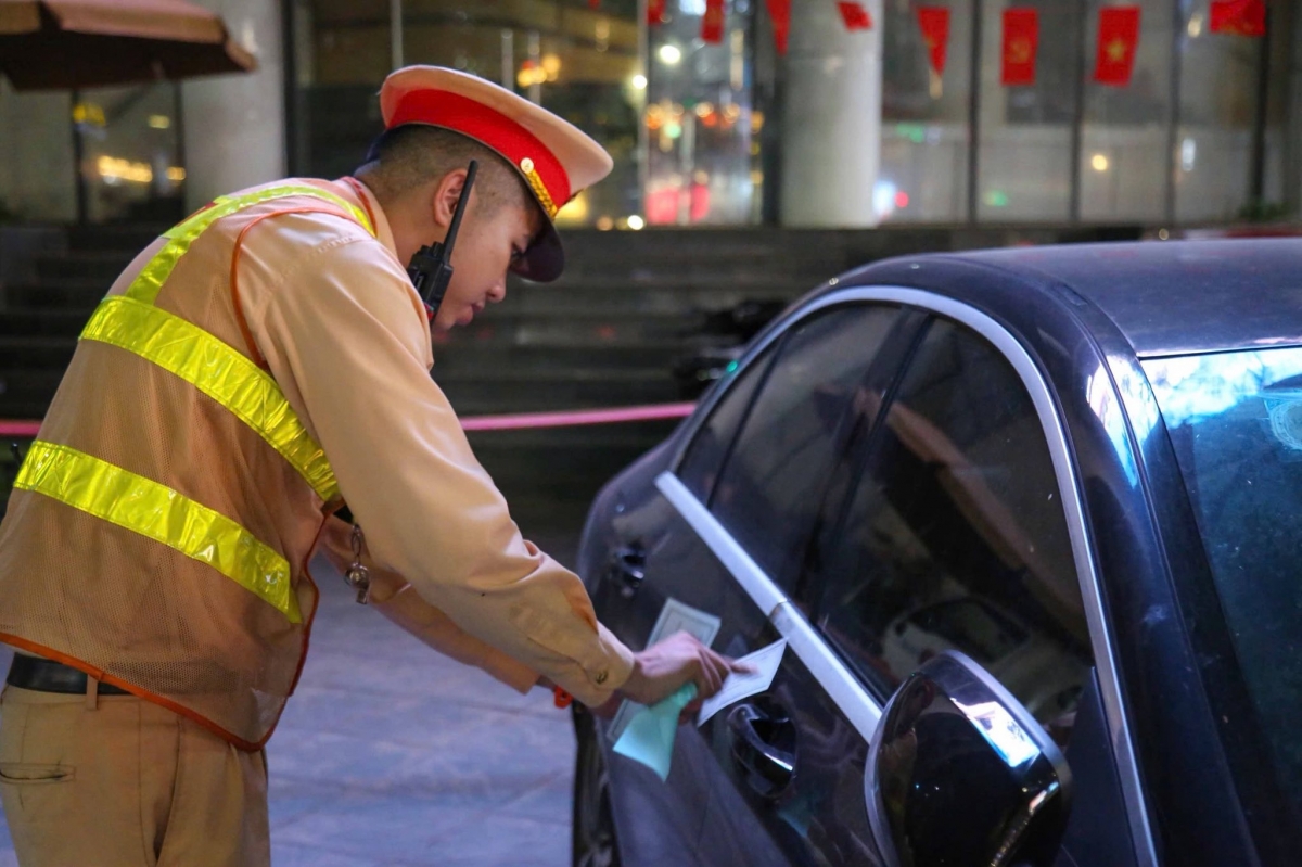 tai xe mercedes vi pham nong do con muc kich khung khi cho ban gai trong dem hinh anh 2