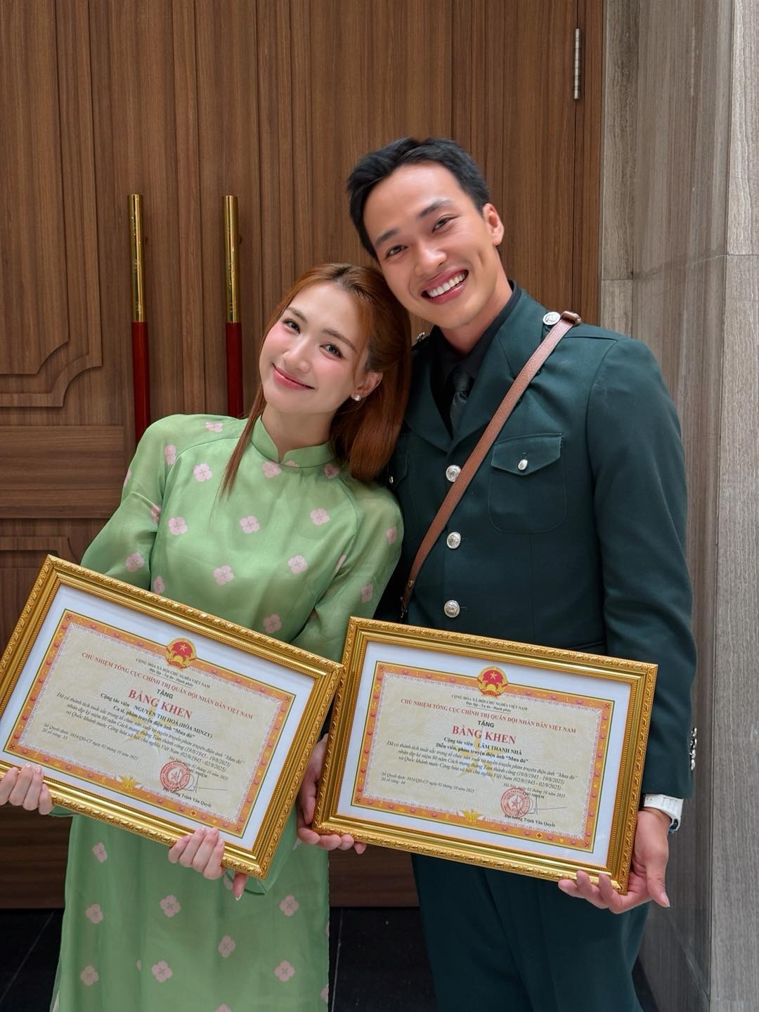 sao viet 9 10 huong giang dep diu dang trong ta ao dai tai chau Au hinh anh 2