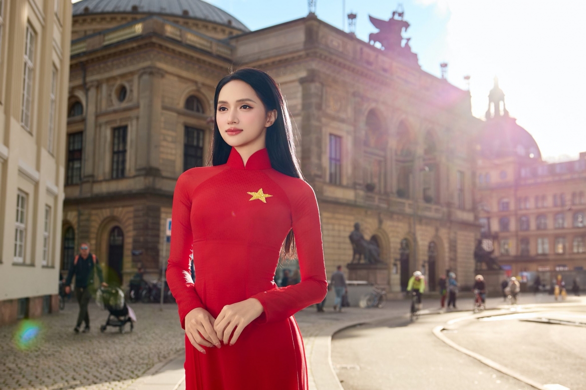 sao viet 9 10 huong giang dep diu dang trong ta ao dai tai chau Au hinh anh 1
