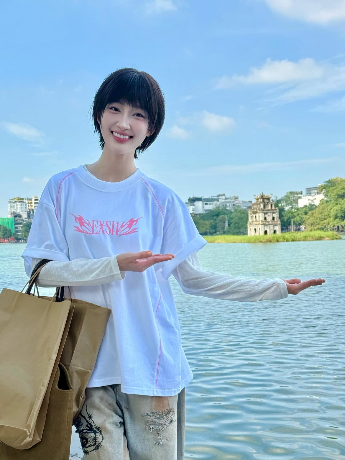 sao viet 9 10 huong giang dep diu dang trong ta ao dai tai chau Au hinh anh 3