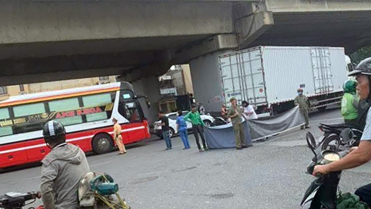 be gai lop 9 bi xe tai can thuong tam tren duong den truong o ha noi hinh anh 2