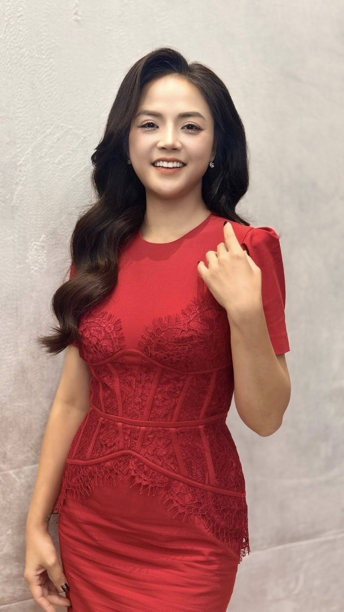 sao viet 23 10 thanh hang ky niem 2 nam cuoi voi ong xa nhac truong hinh anh 2
