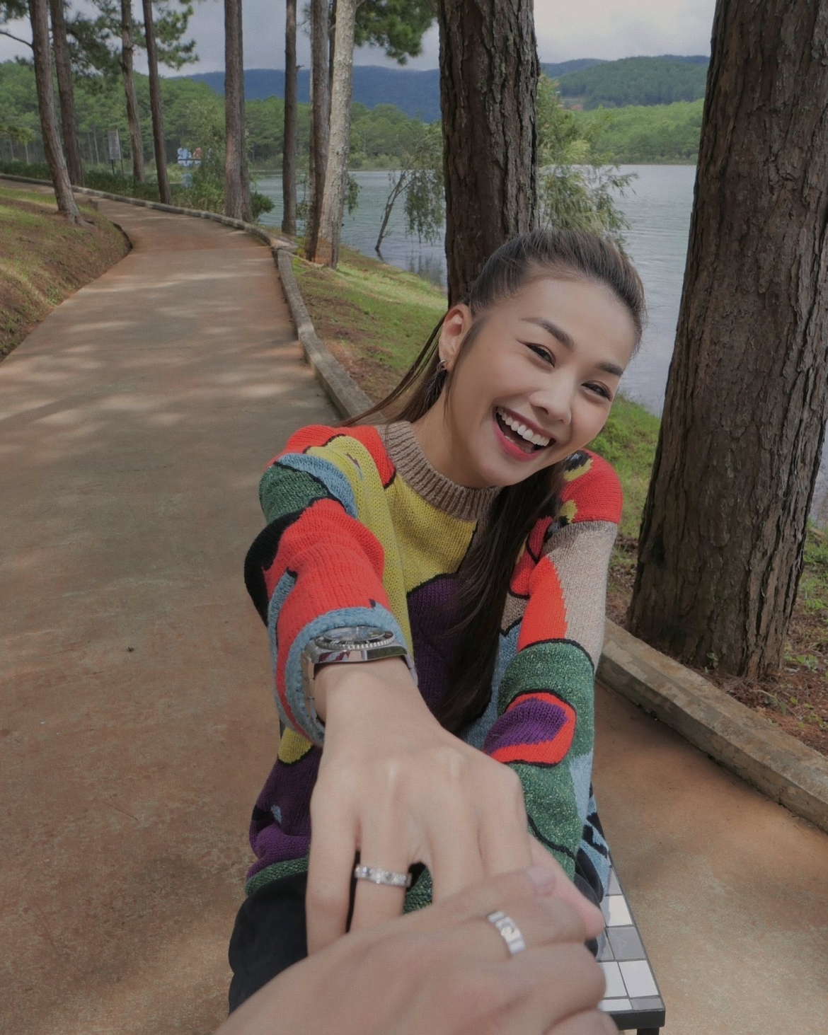 sao viet 23 10 thanh hang ky niem 2 nam cuoi voi ong xa nhac truong hinh anh 1