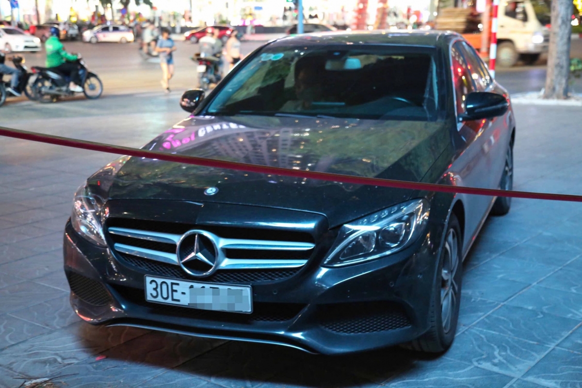 tai xe mercedes vi pham nong do con muc kich khung khi cho ban gai trong dem hinh anh 3