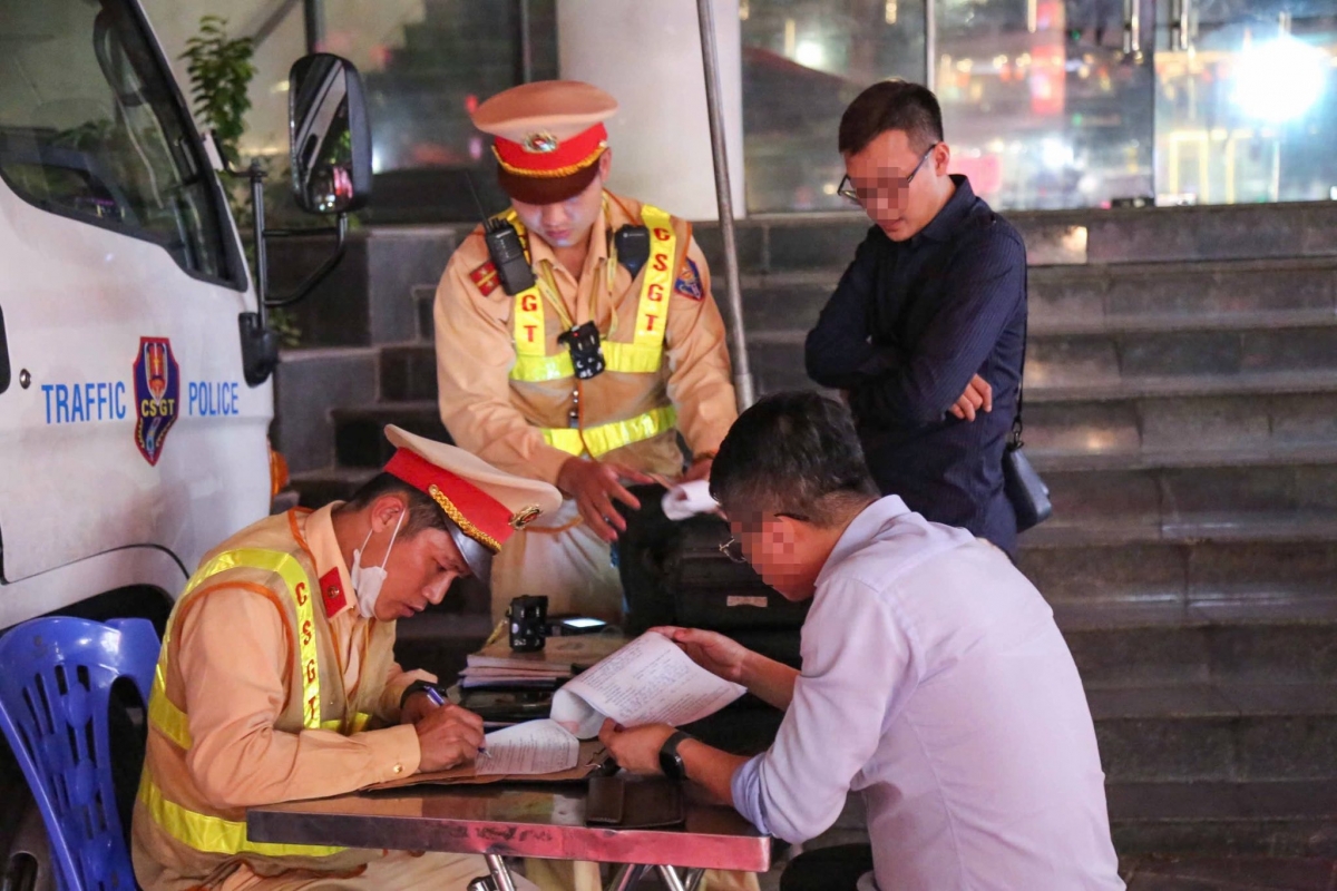 tai xe mercedes vi pham nong do con muc kich khung khi cho ban gai trong dem hinh anh 1