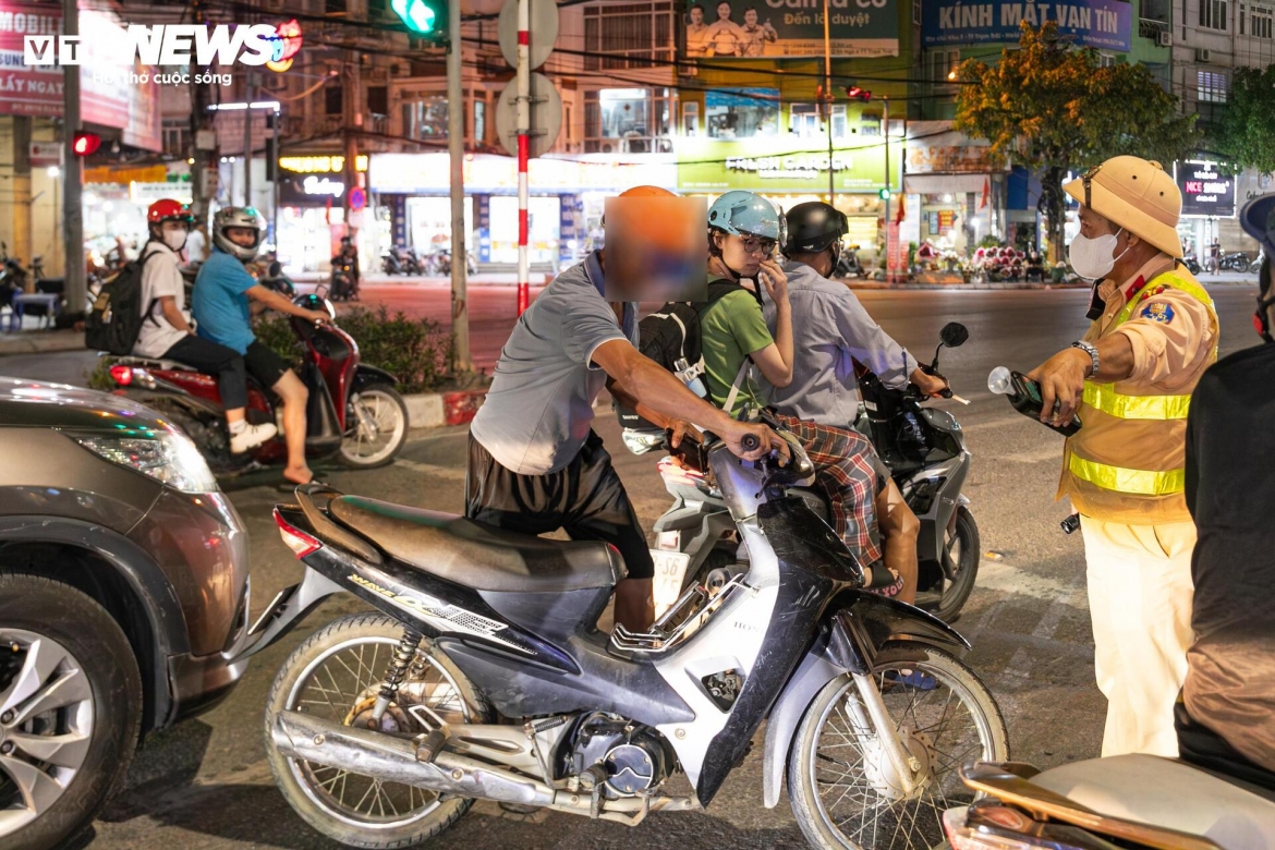 tai xe gia vo mat tri khi bi csgt ha noi phat hien co nong do con cao hinh anh 5