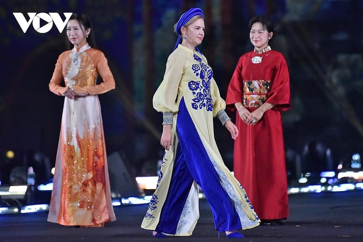 ambassadors spouses elegantly display vietnam s Ao dai heritage picture 6