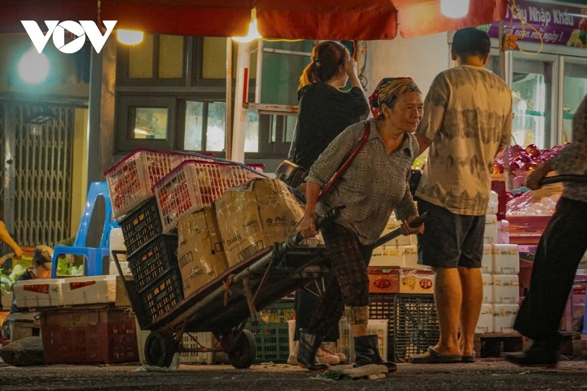 when women spend sleepless nights to make a living in hanoi picture 7 when women spend sleepless nights to make a living in hanoi picture 7