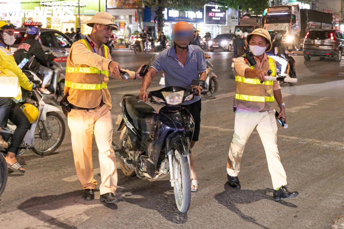 tai xe gia vo mat tri khi bi csgt ha noi phat hien co nong do con cao hinh anh 6