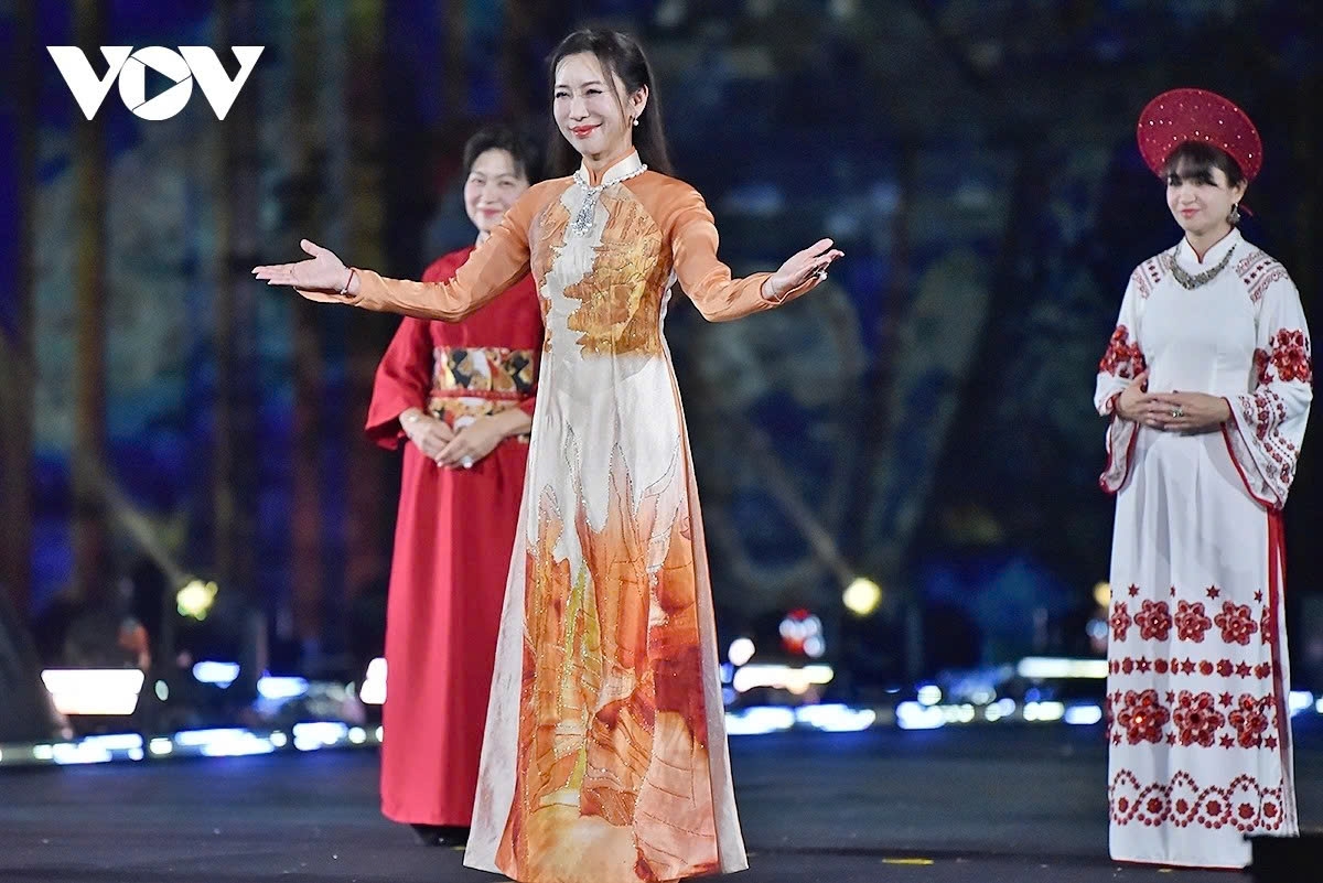 ambassadors spouses elegantly display vietnam s Ao dai heritage picture 7