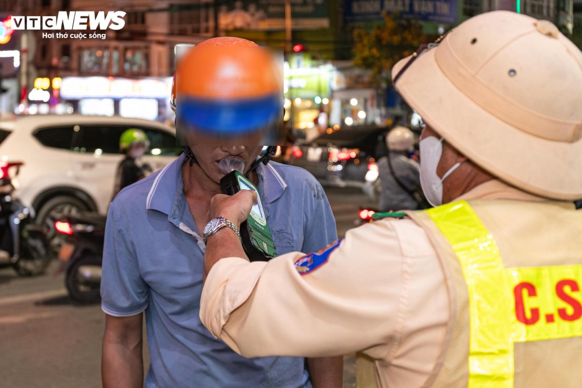 tai xe gia vo mat tri khi bi csgt ha noi phat hien co nong do con cao hinh anh 7