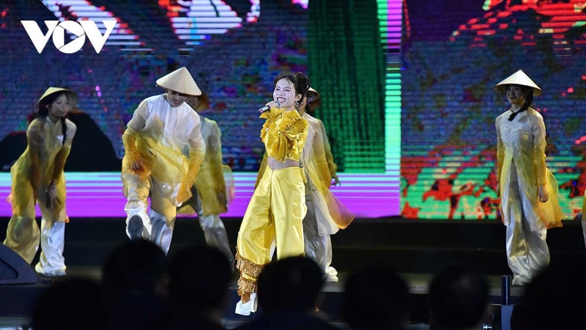 8._vibrant_opening_night_marks_first_autumn_fair_2025_in_hanoi.jpg