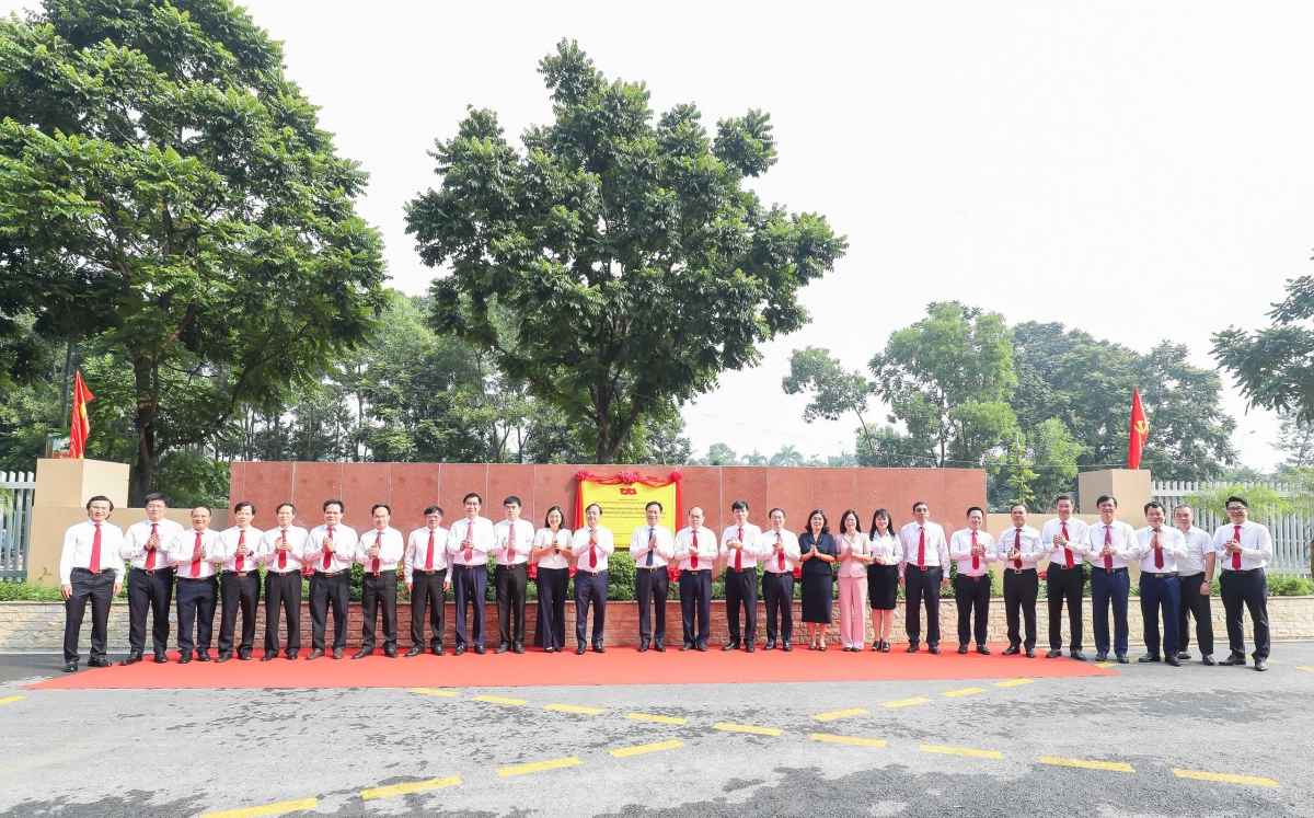 Đảng ủy Agribank gắn biển công trình chào mừng Đại hội đại biểu Đảng bộ Chính phủ