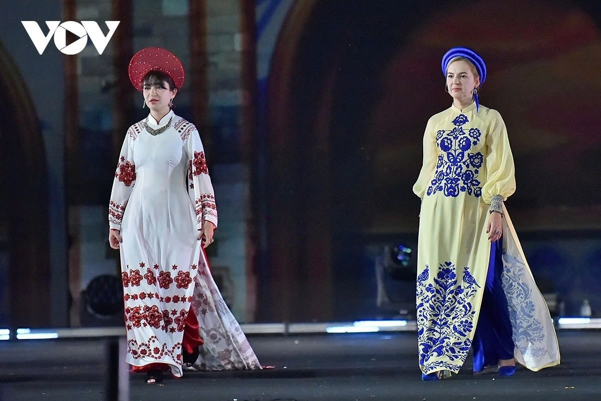 ambassadors spouses elegantly display vietnam s Ao dai heritage picture 9