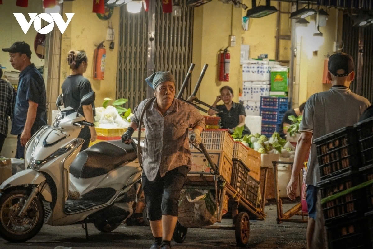 when women spend sleepless nights to make a living in hanoi picture 10 when women spend sleepless nights to make a living in hanoi picture 10