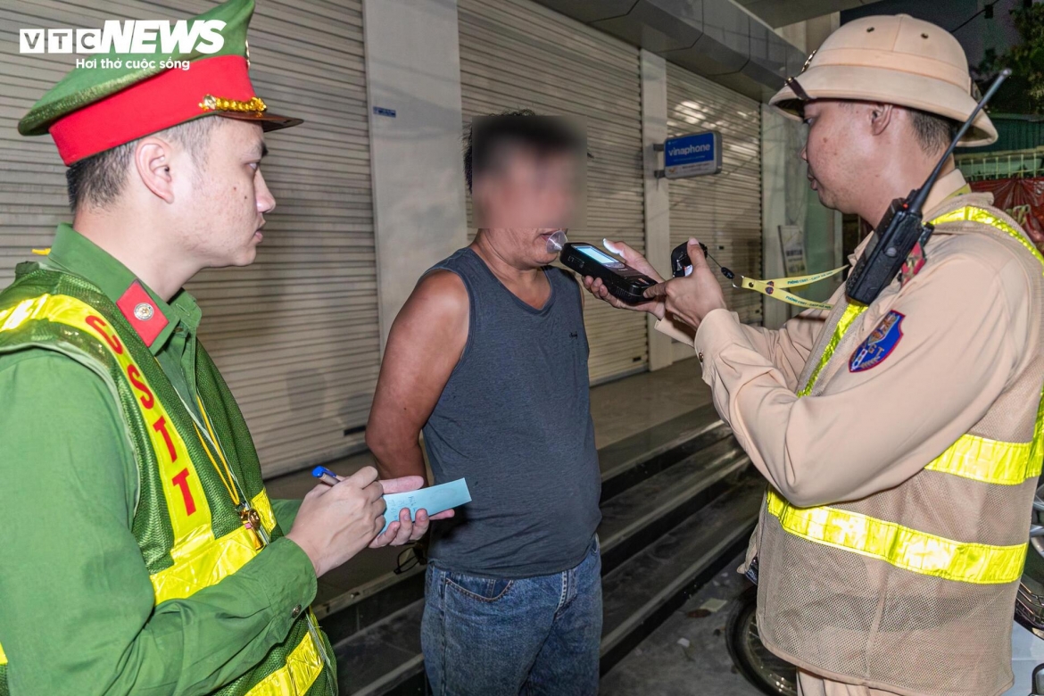 tai xe gia vo mat tri khi bi csgt ha noi phat hien co nong do con cao hinh anh 9