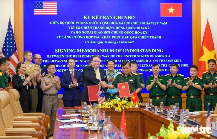 vietnam, us sign mou on post-war remediation cooperation picture 1