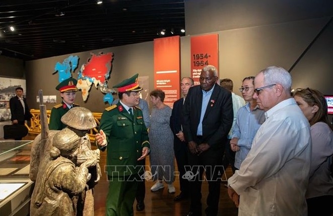 cuban top legislator visits vietnam military history museum in hanoi picture 1