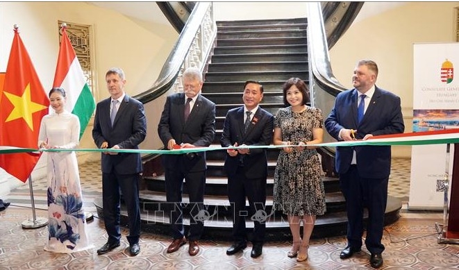 hungarian na leader inaugurates photo exhibition on early-20th-century hcm city picture 1 hungarian na leader inaugurates photo exhibition on early-20th-century hcm city picture 1