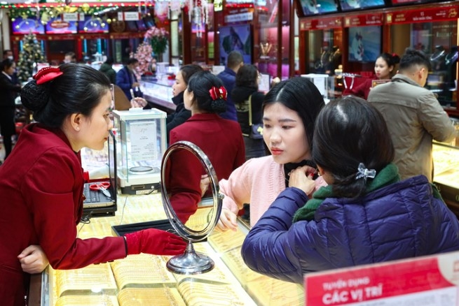 vietnam gold prices reach new peak following global uptrend picture 1 vietnam gold prices reach new peak following global uptrend picture 1
