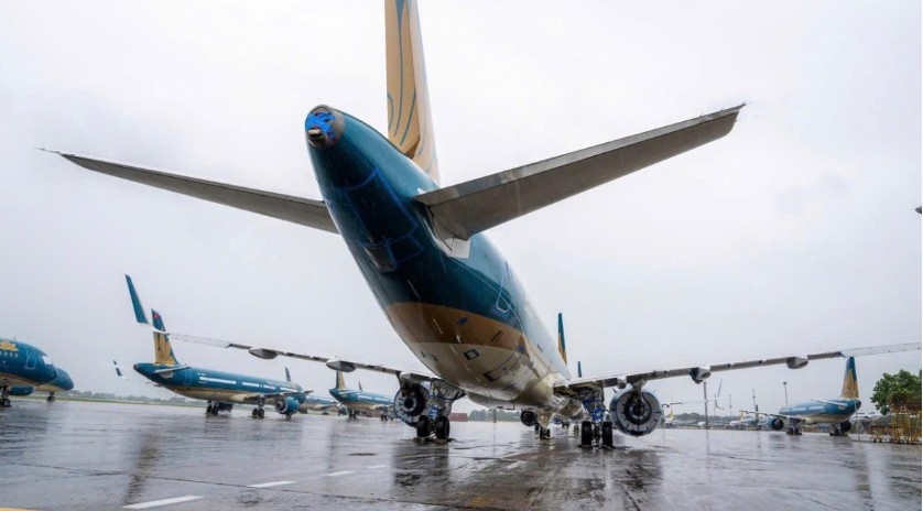 noi bai airport cuts flights amid heavy rain after typhoon matmo picture 1
