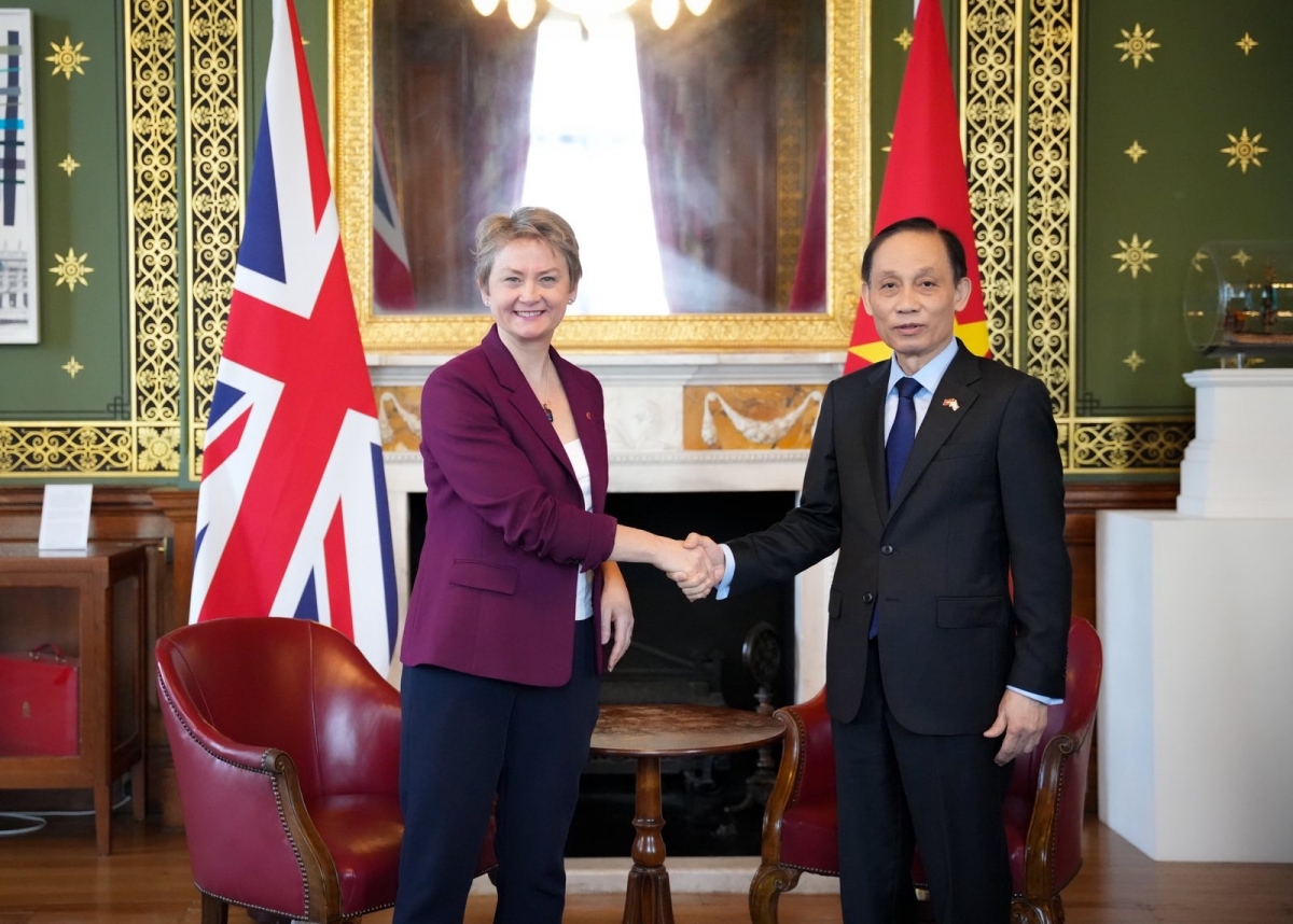 Bộ trưởng Bộ Ngoại giao Lê Hoài Trung gặp Ngoại trưởng Anh Yvette Cooper