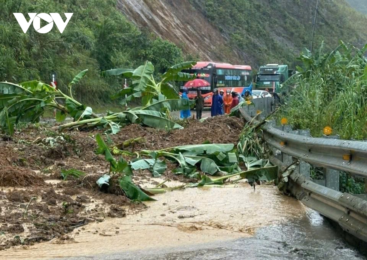 heavy rain triggers landslides, flooding across central vietnam picture 1 heavy rain triggers landslides, flooding across central vietnam picture 1