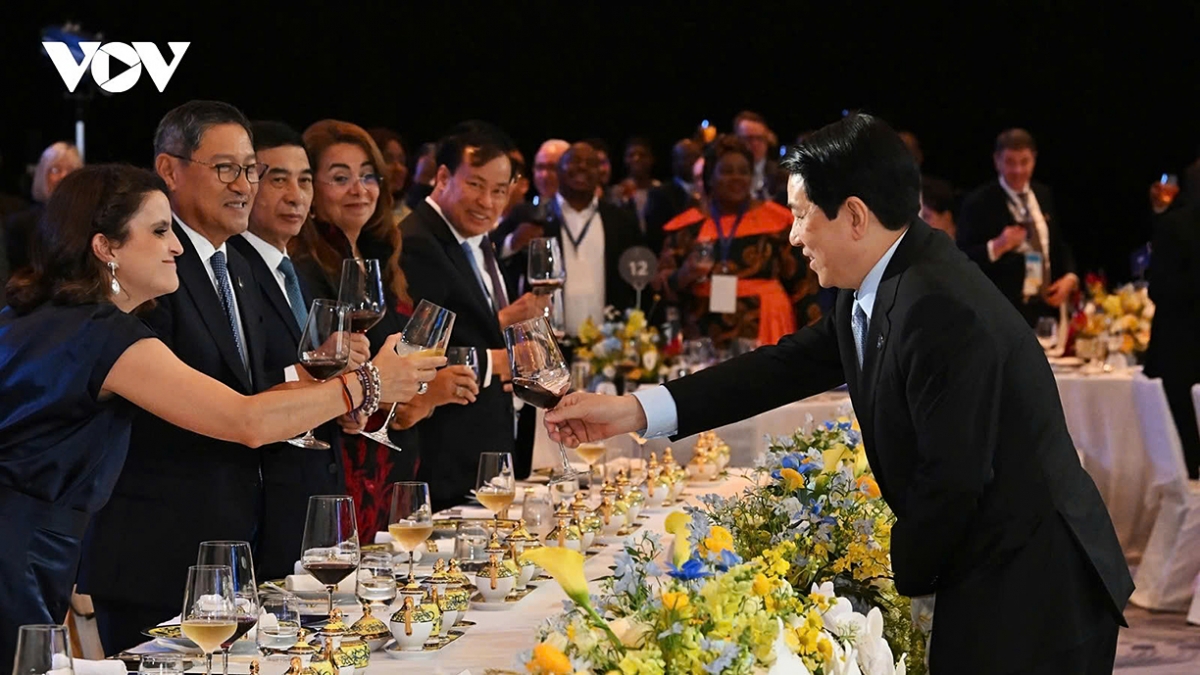 president hosts banquet for delegates to hanoi convention signing ceremony picture 2 president hosts banquet for delegates to hanoi convention signing ceremony picture 2