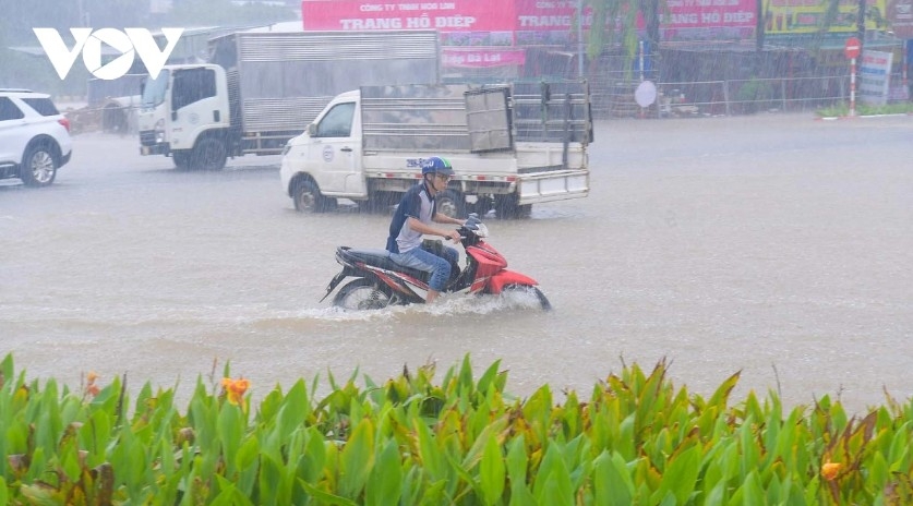 heavy overnight rain causes widespread flooding in hanoi picture 1