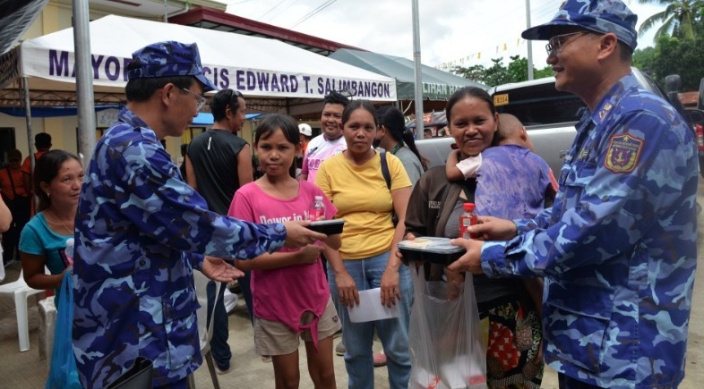 vietnam coast guard assists philippines in post-disaster relief efforts picture 1 vietnam coast guard assists philippines in post-disaster relief efforts picture 1