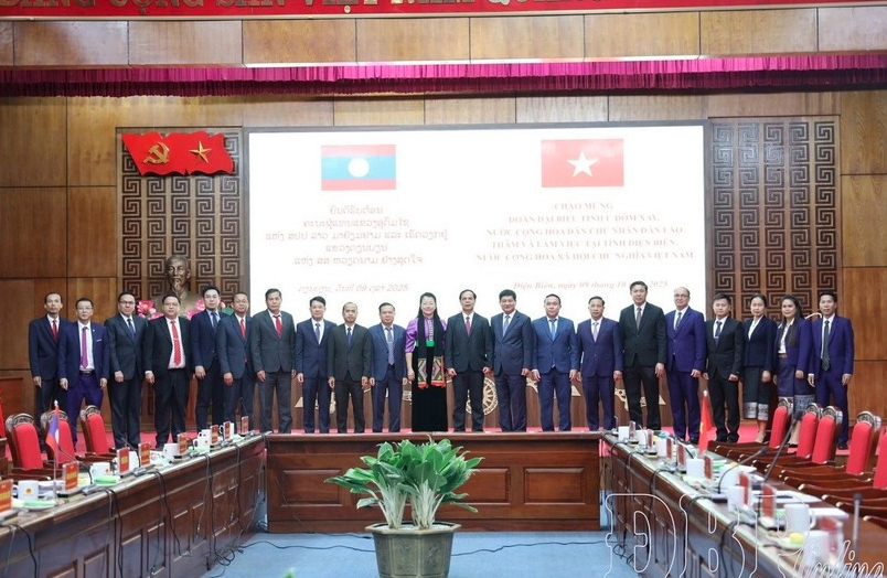 Vietnamese, Lao localities share experience in two-tier local administration