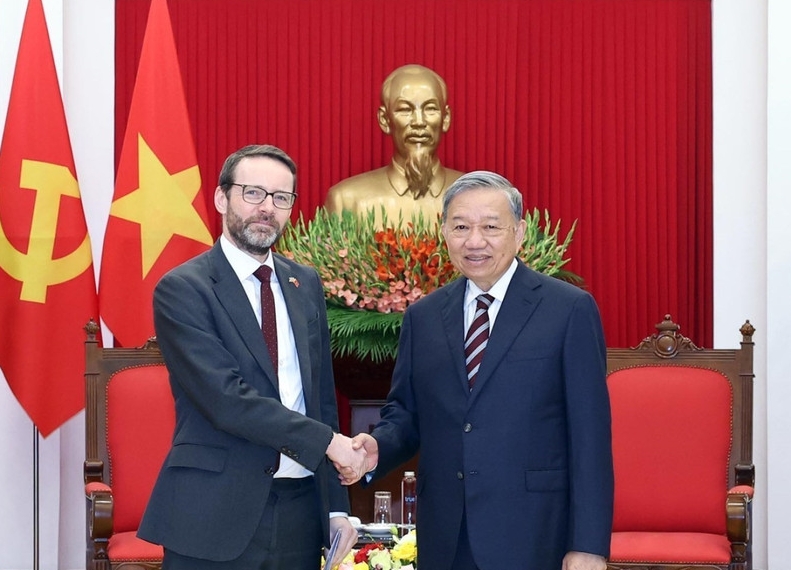 Party Chief To Lam receives British Ambassador to Vietnam