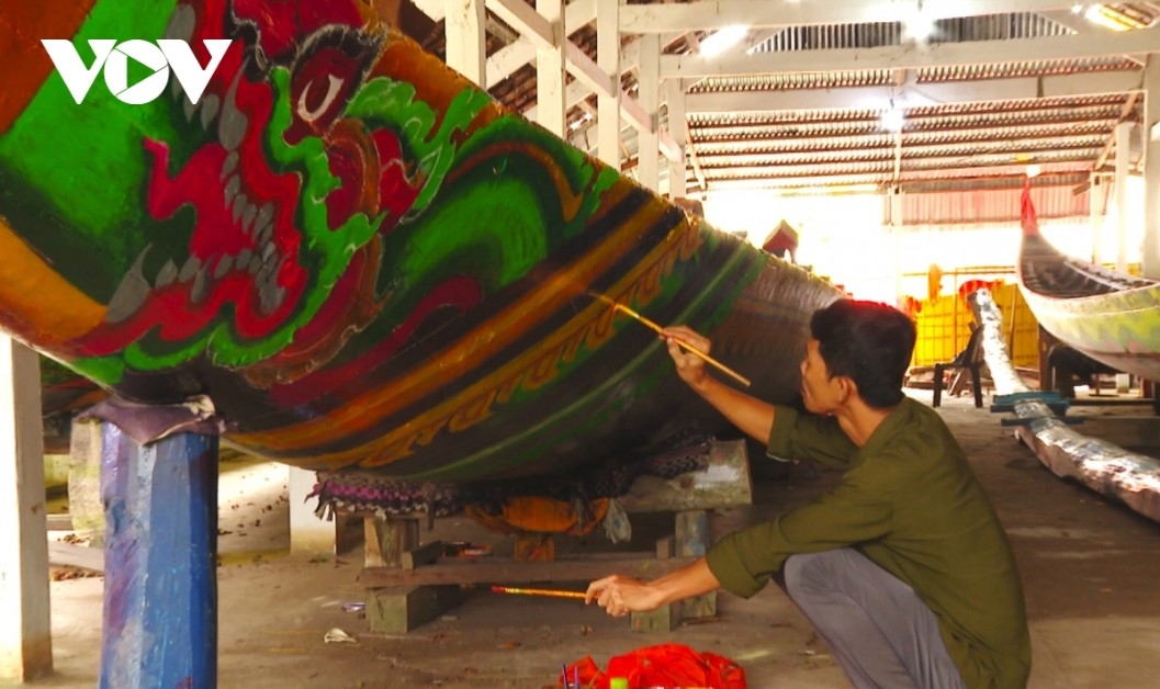 Giữ hồn nghệ thuật Khmer bằng nét hoa văn trên ghe ngo