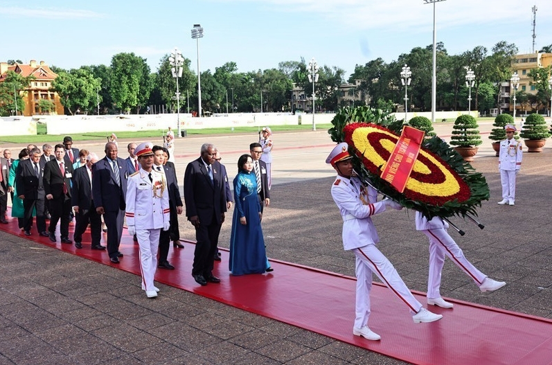 top cuban legislator pays tribute to president ho chi minh picture 1