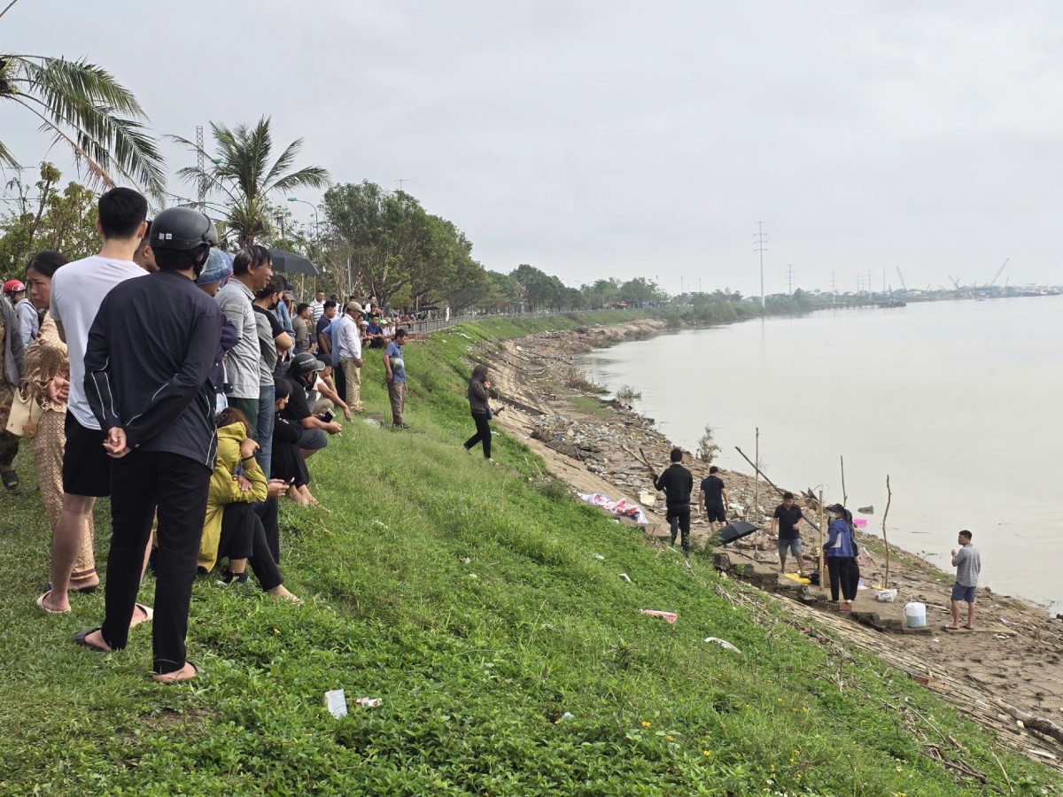 Vụ bố ôm hai con nhảy cầu trong đêm: Tìm thấy thi thể cuối cùng
