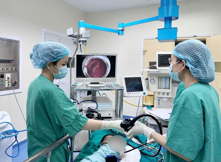 Bệnh nhi nuốt móc khóa vào bụng, được bác sĩ kịp thời gắp ra an toàn