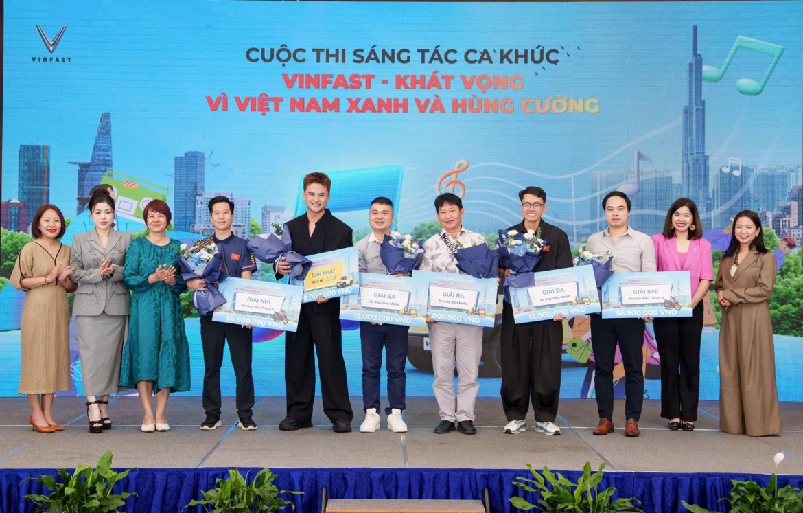 vinfast trao giai cuoc thi vinfast - khat vong vi viet nam xanh va hung cuong hinh anh 1